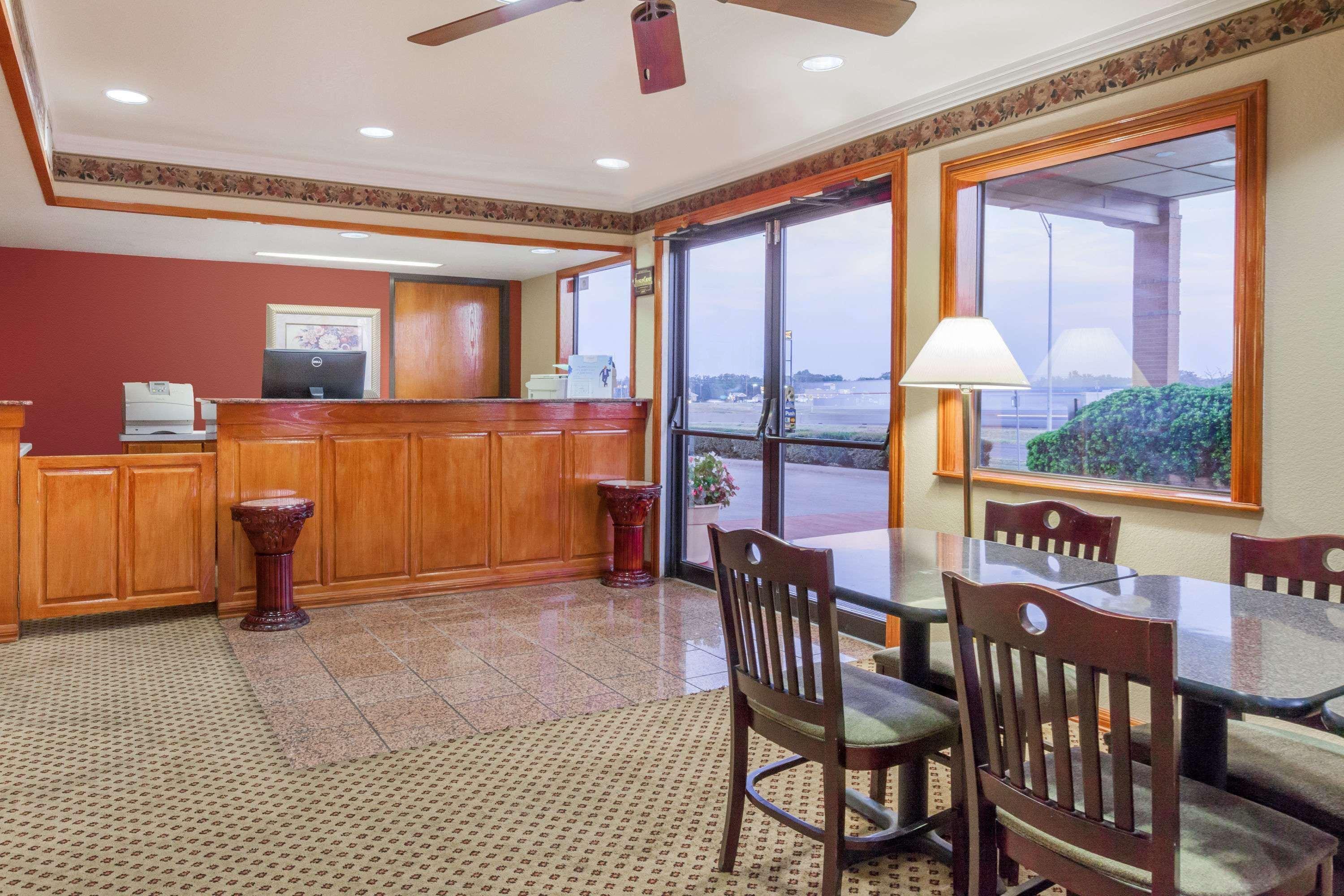 Super 8 By Wyndham Mount Vernon Bagian luar foto