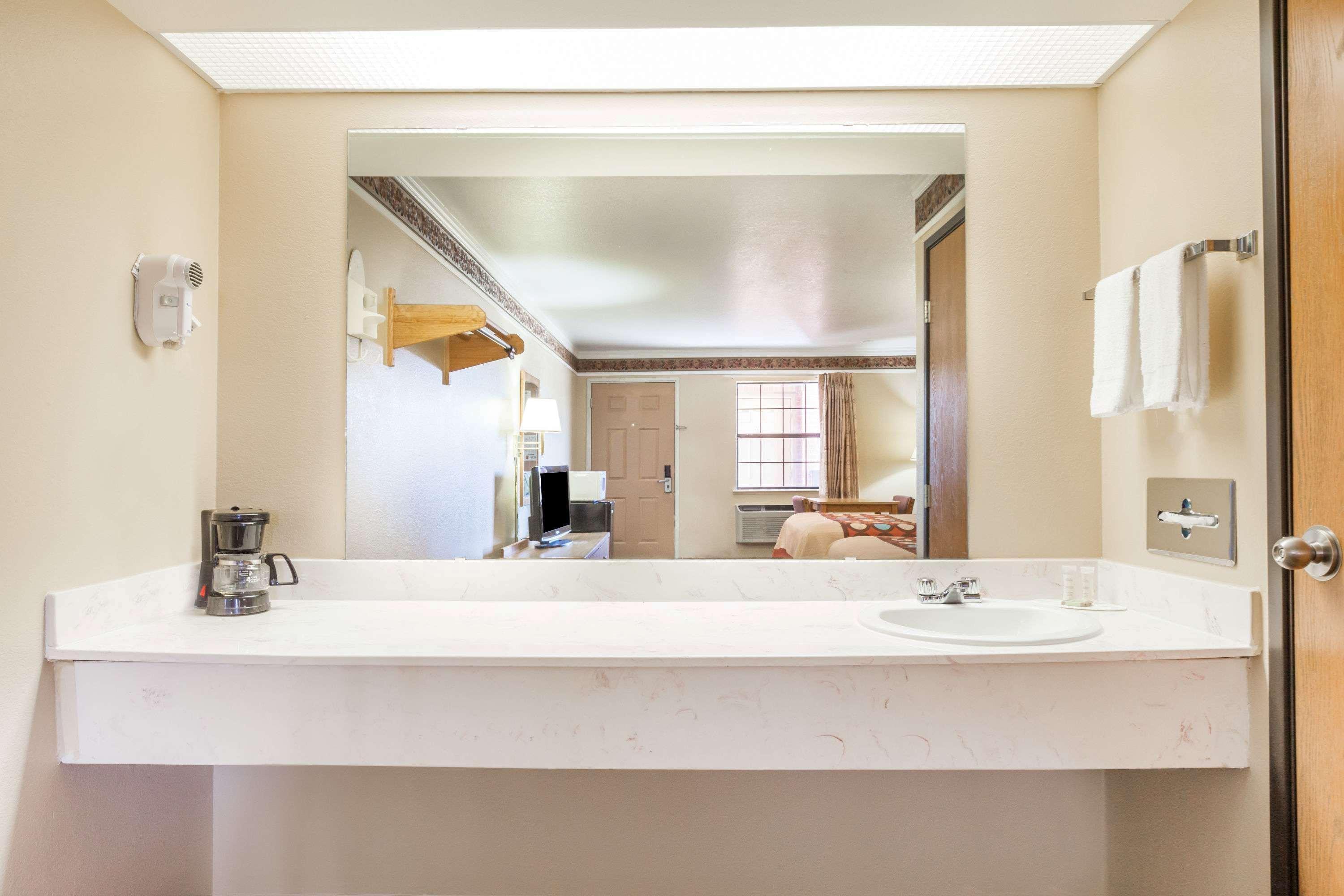 Super 8 By Wyndham Mount Vernon Bagian luar foto