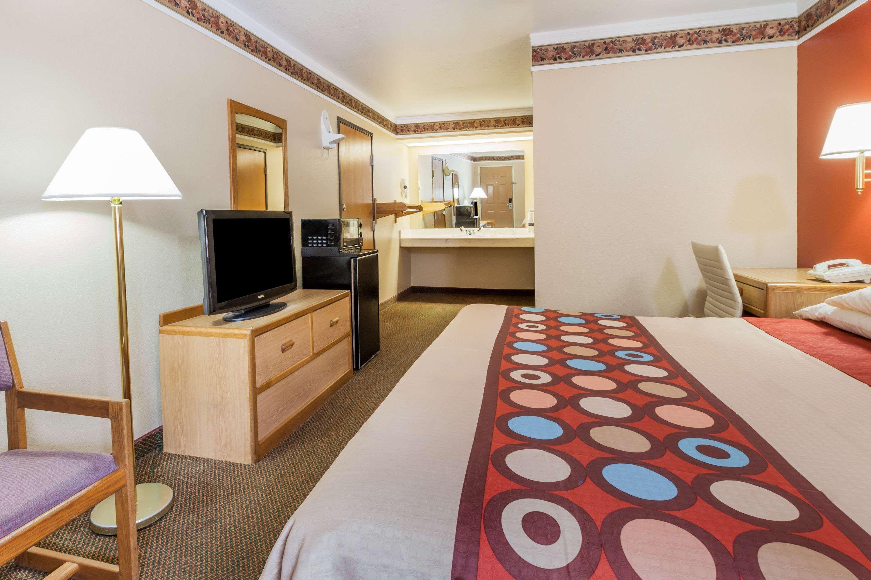Super 8 By Wyndham Mount Vernon Bagian luar foto
