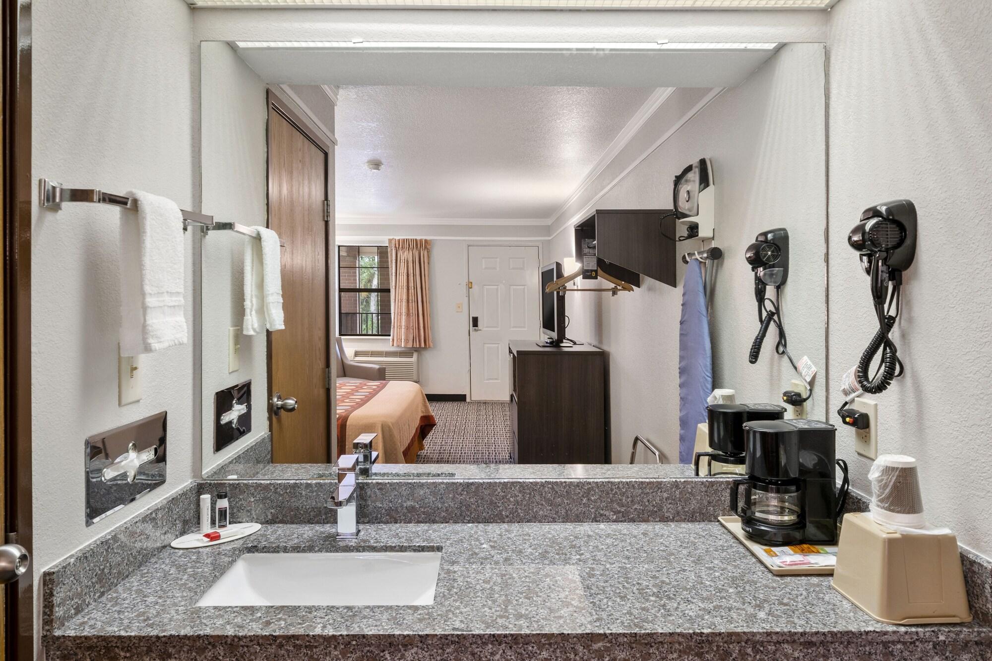 Super 8 By Wyndham Mount Vernon Bagian luar foto