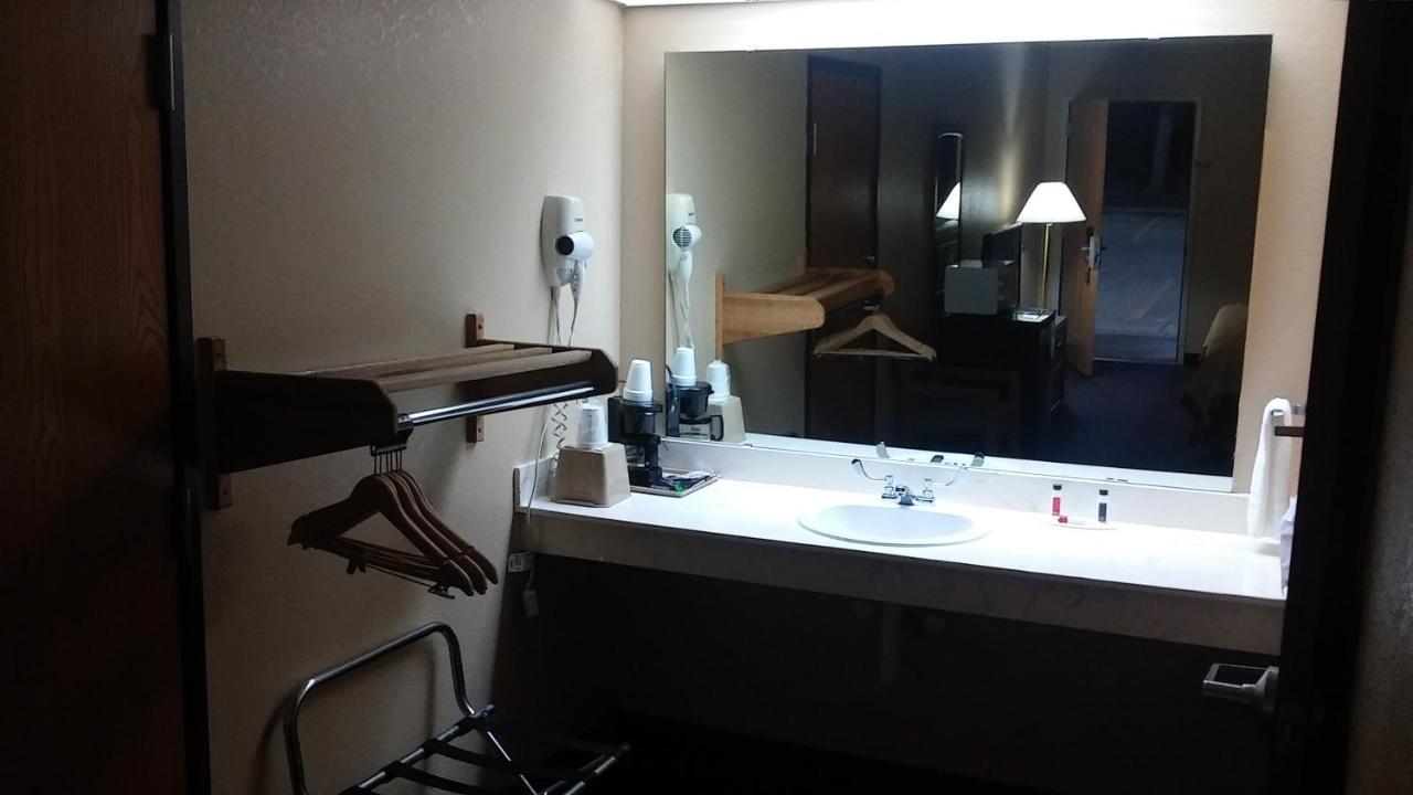 Super 8 By Wyndham Mount Vernon Bagian luar foto